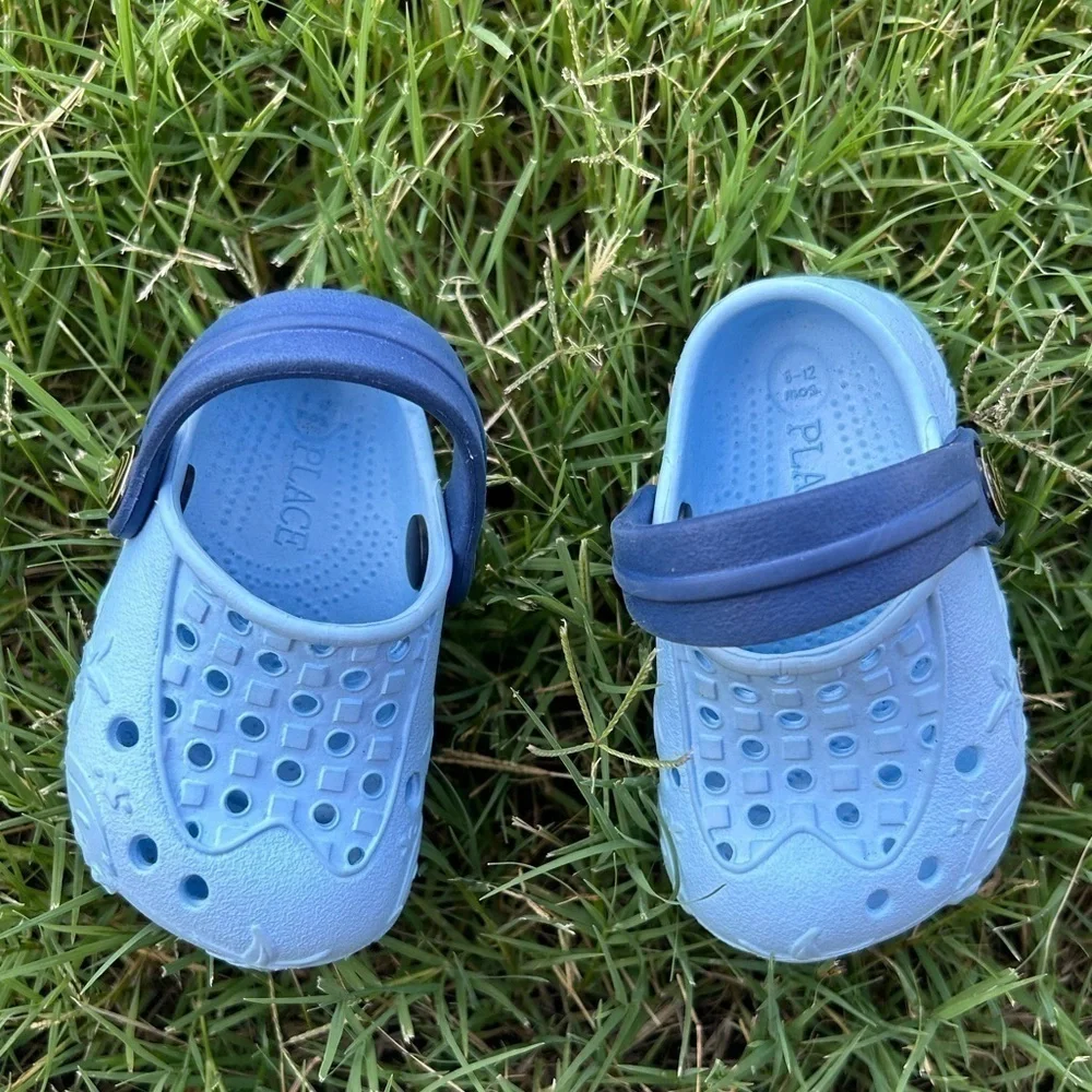 The Children’s Place unisex slip in lightweight baby shoes Sz-6-12 months. G